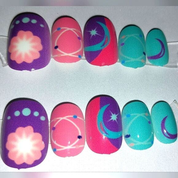 Kids custom 10pc  press on nails for girls and teens - Picture 4 of 5